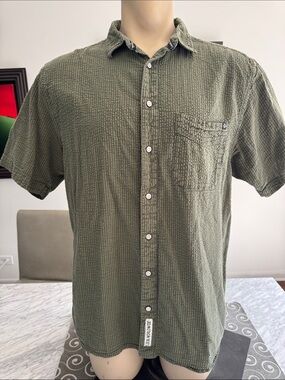 Kavu shades of green seersucker short sleeve button front casual shirt. XL.